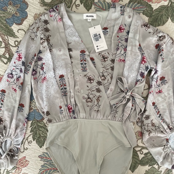 Cute Floral Bodysuit Blouse Long Wide Sleeve (NWT) - Picture 5 of 13